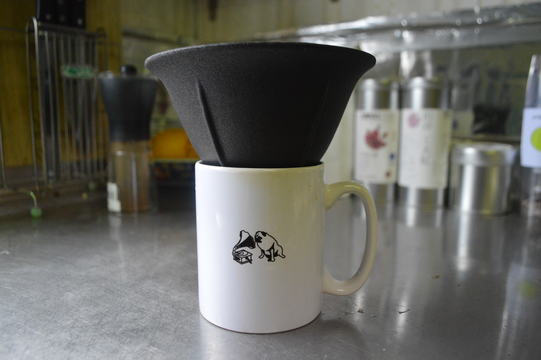 使い終わったら洗うだけでok ペーパーいらずでコーヒーが淹れられる有田焼コーヒーフィルター ライフハッカー 日本版