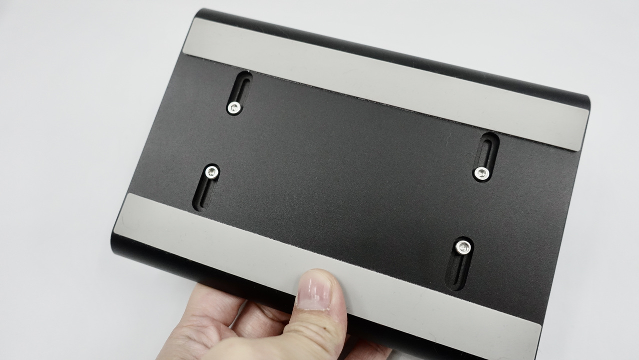 机スッキリ 仕事とプライベートにメリハリがつく 縦置きノートpcスタンドが優秀です ギズモード ジャパン