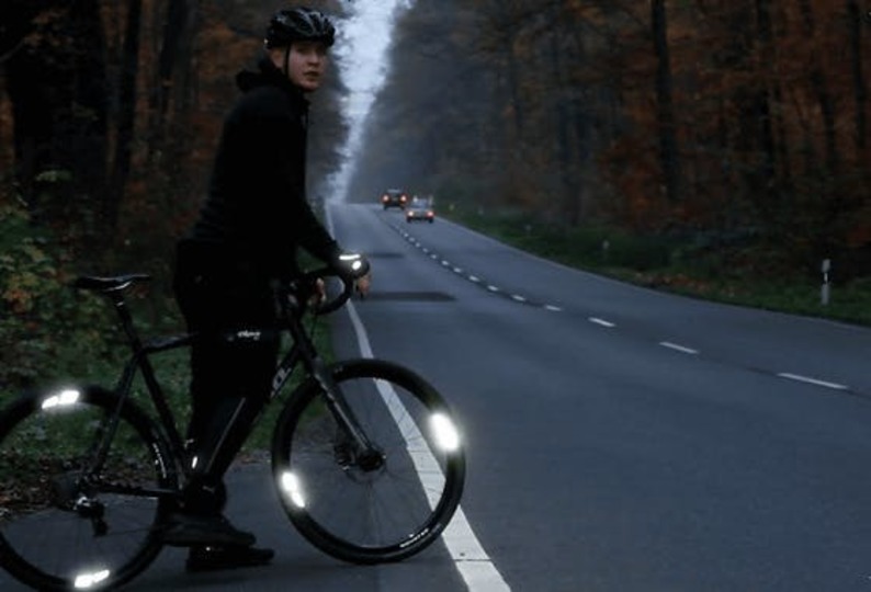 自転車の夜道の安全性をアップ! 広角で光る「FLECTR」を試してみた