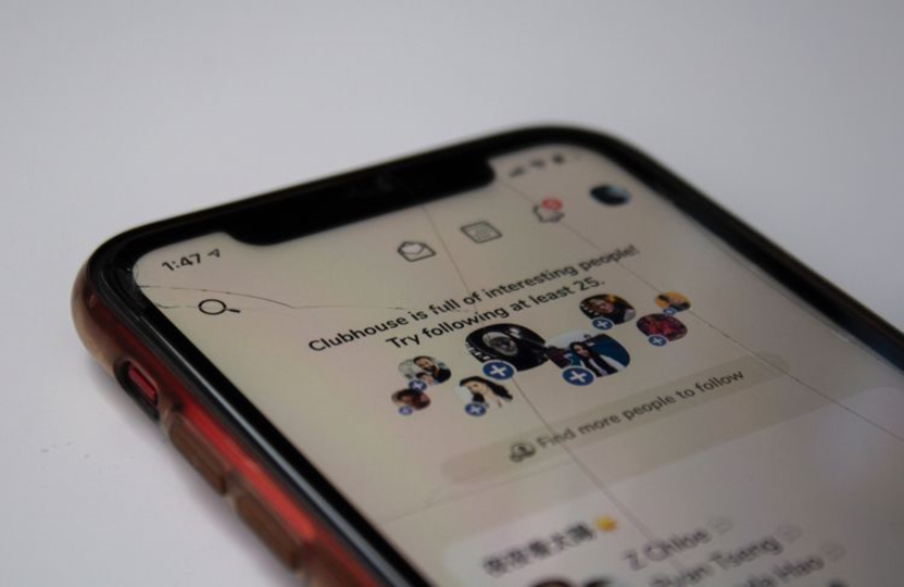 画面にひび割れのiPhone