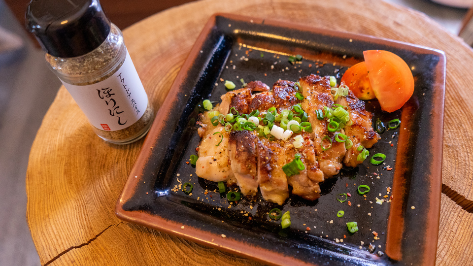 すべてのアウトドア料理がごちそうに! 魔法の万能スパイス「ほりにし」を鶏肉の山賊焼きににかけてみた