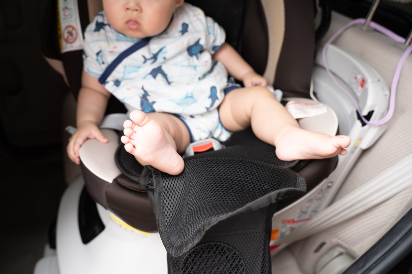 子どもの熱中症対策に。背中やお尻を満遍なく冷やすクーラーファンシートを試してみた