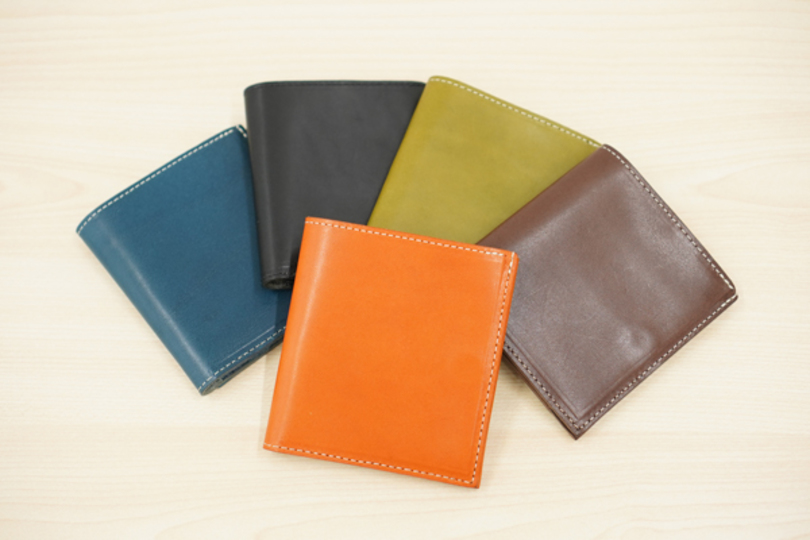 シンプルだからシーンを選ばないね。カラフルな本革ミニマルウォレット「CAREE」