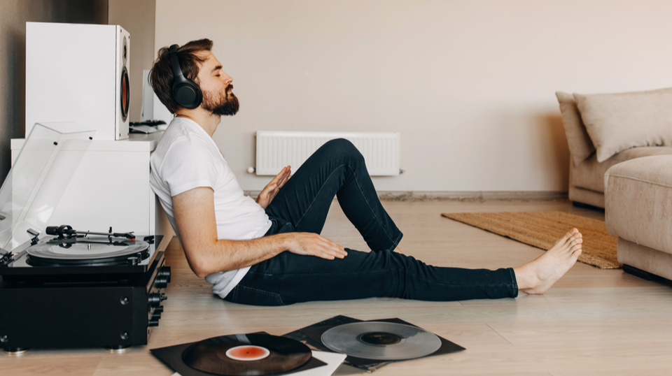 音楽を聴く男性