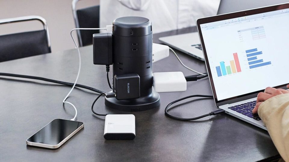 机の裏にも固定できる! エレコムのタワー型電源タップ
