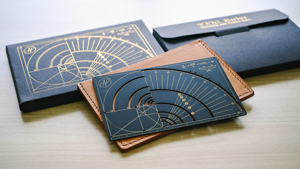 あの渦巻きが手軽に作れる!? 黄金比作図ができるデザイン文具「Phi Ruler」を使ってみた