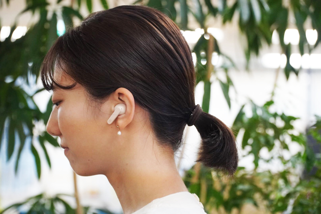 女性が身につけたシーン