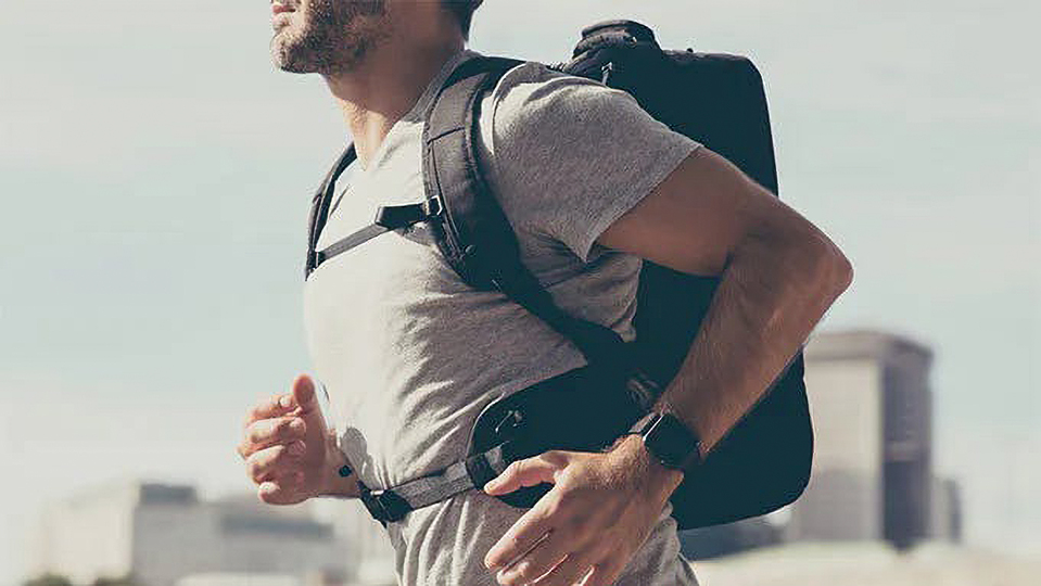 自転車通勤にもいいね! 揺れ低減ストラップを備えた英国発のキレイめアクティブバックパックが登場
