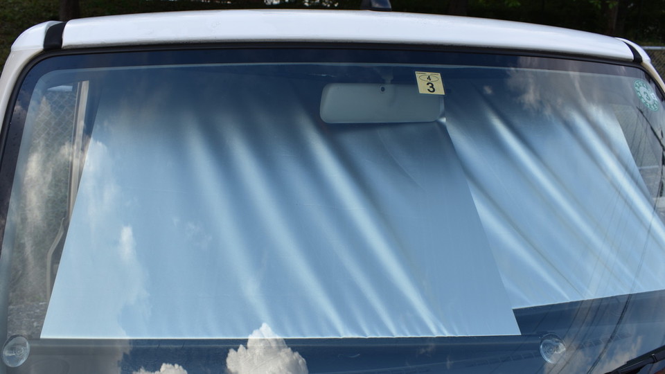 引っ張り上げて日差し対策! 猛暑から車を守るロール式「CARMAFIAサンシェード」を使ってみた