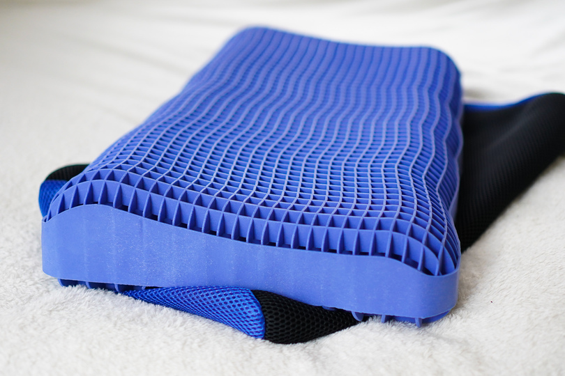 夏場にいいね! 癖になるプニプニ素材でフィット感抜群の「WATER CUBE PILLOW」で寝てみた