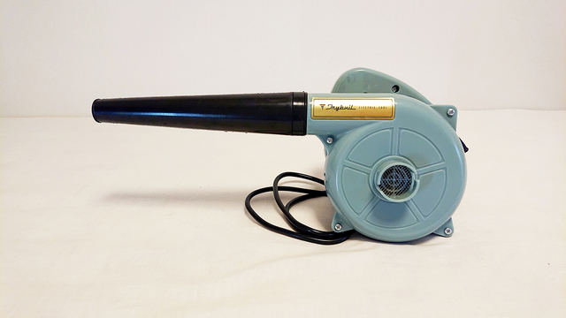 洗車後の水切りや、PC周りのホコリ掃除に使える。山善のコンパクトな｢TRYBUIL ブロワー｣