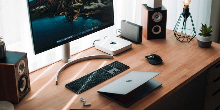 Mac miniとMacBookのあるデスク