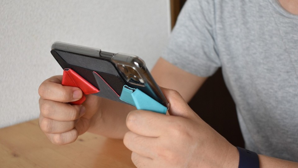 コントローラーのようなホールド感でスマホゲームが楽しめる! 折り畳み式パッドの魅力とは?