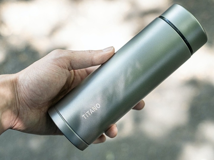 直感に反する軽量性!チタン素材を採用した真空サーモボトル「Therma」が登場