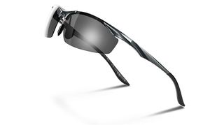 【Amazonタイムセール中！】1,700円のスポーツ用サングラス、29%オフの多機能ノートPCケースなど