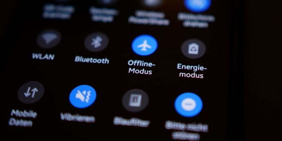 ダークモード「スマホのバッテリーを長持ちさせる」は本当か?