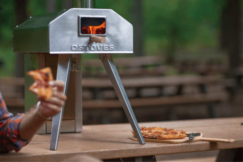おうち時間の充実にお庭で本格ピザはいかが? 持ち運べるピザ釜「QubeStove」
