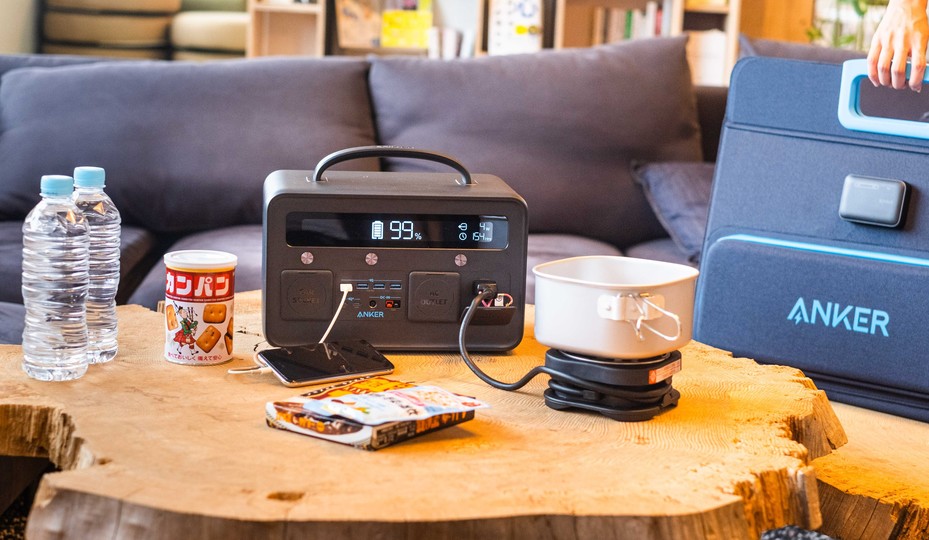 防災グッズと並ぶポータブル電源とソーラーチャージャー