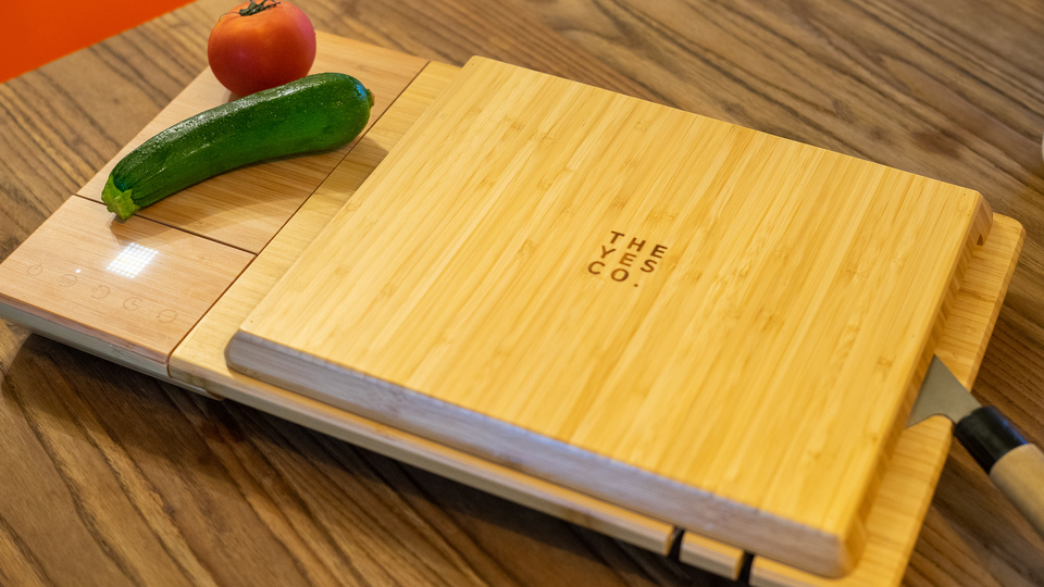 支援するなら今! 除菌ライトにスケールほか、キッチンツール5種の機能を備えたまな板「ChopBox」が便利すぎ