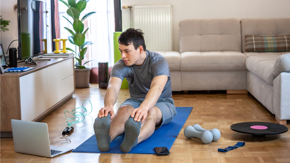 自宅でトレーニングする男性