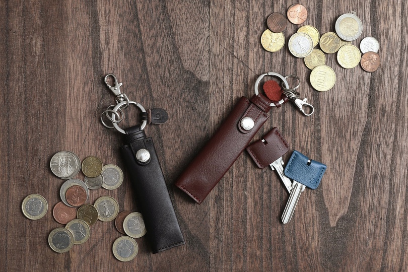 鍵とセットで持ち歩くキーホルダーサイズの極小本革ウォレット「nano Wallet」