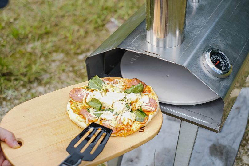外でも本格ピッツァで舌鼓。アウトドア用ストーブ&オーブン「QubeStove」で焼いてみた