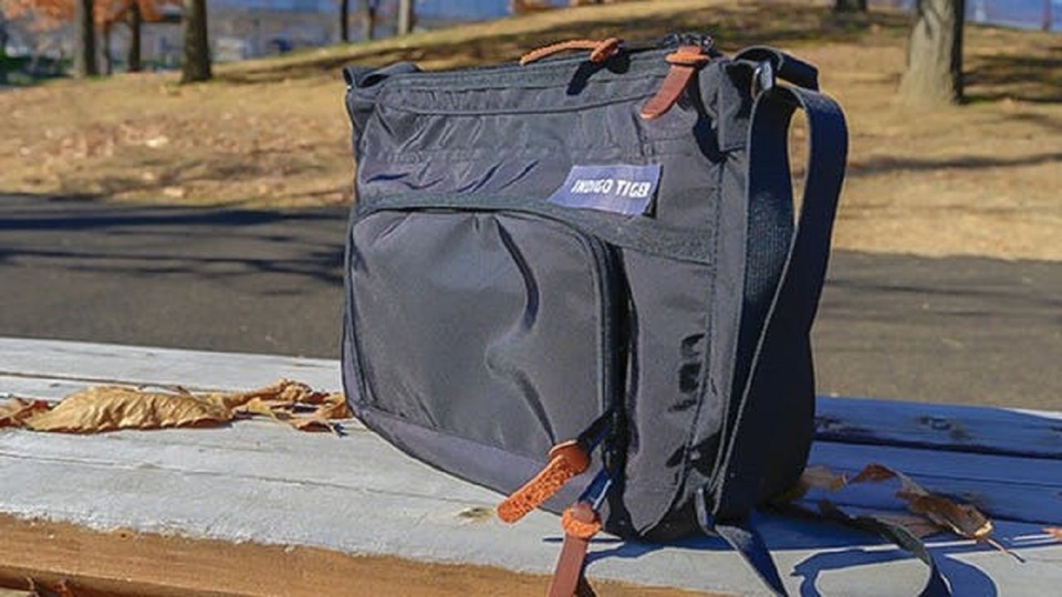 必要なモノは適宜スマートに取り出す。多機能ショルダーバッグ「Smash bag」が登場!
