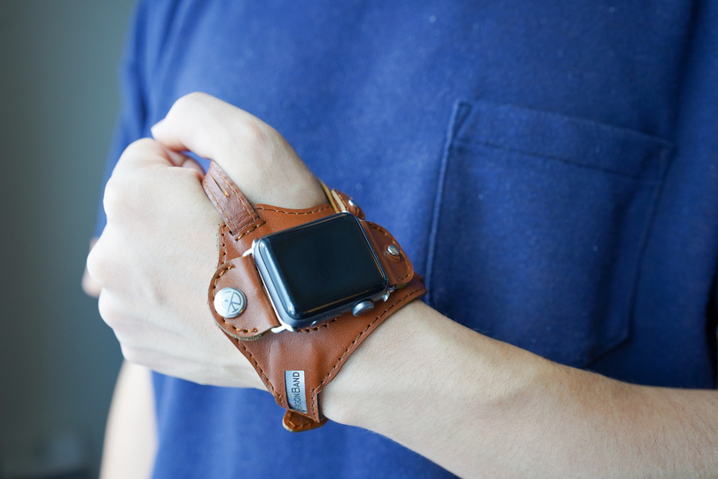 手の甲に装着する本革スマートウォッチベルト「Ergon Band」を試してみた
