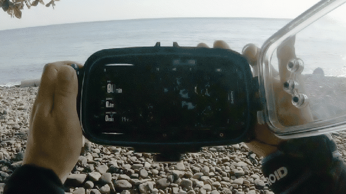 アプリ連携でダイブコンピュータにも! 青い海にスマホを連れ出せるハウジング「DIVEROID」