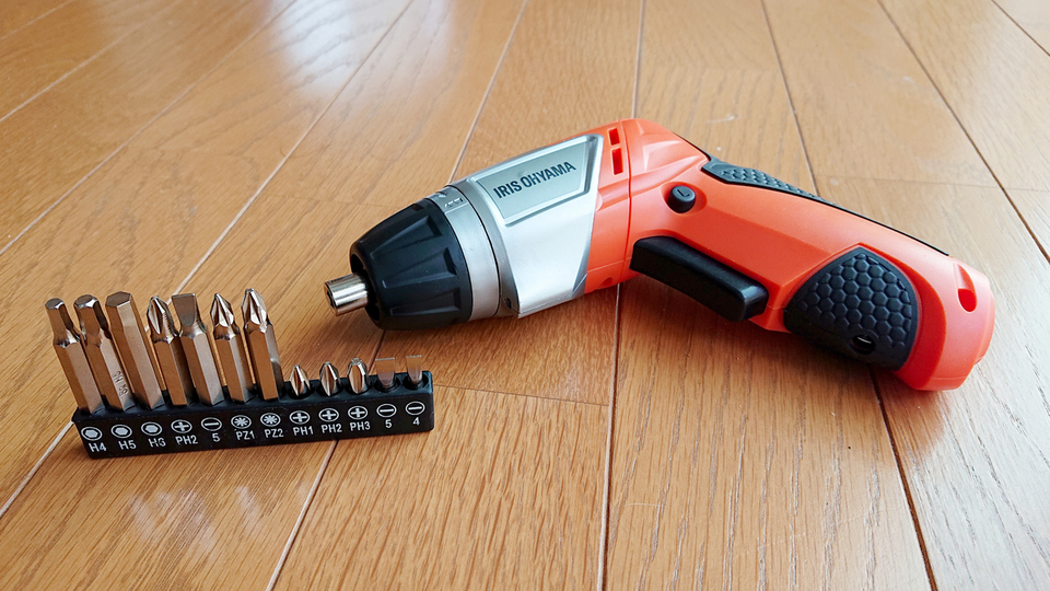 ちょっとネジを締めたら手が痛くなる握力がツラい…。というわけで、高コスパな電動ドリルを入手!