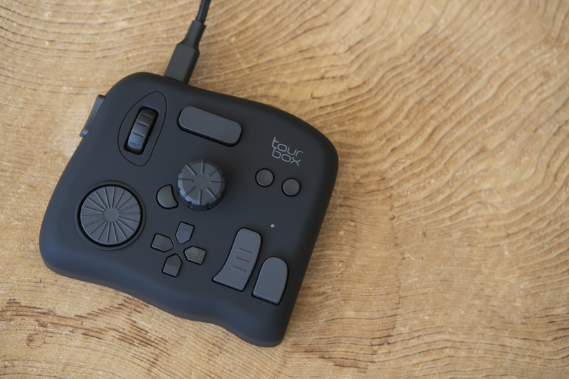 ショートカットキーがカスタム自在。直観操作可能なコントローラー「TourBox NEO」