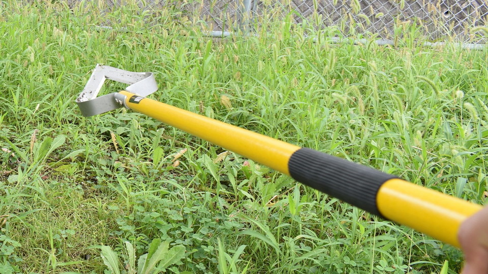 ストレス解消に除草はいかが? 面白いほどよく刈れる「SKIDGER」を試してみた