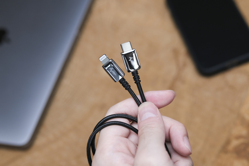 30分でiPhone50%充電可能! 急速充電対応のクールなケーブル登場