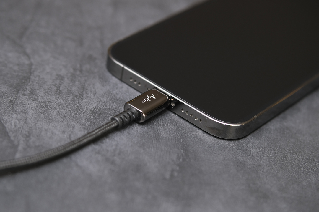 Avierのケーブルを挿したiPhone
