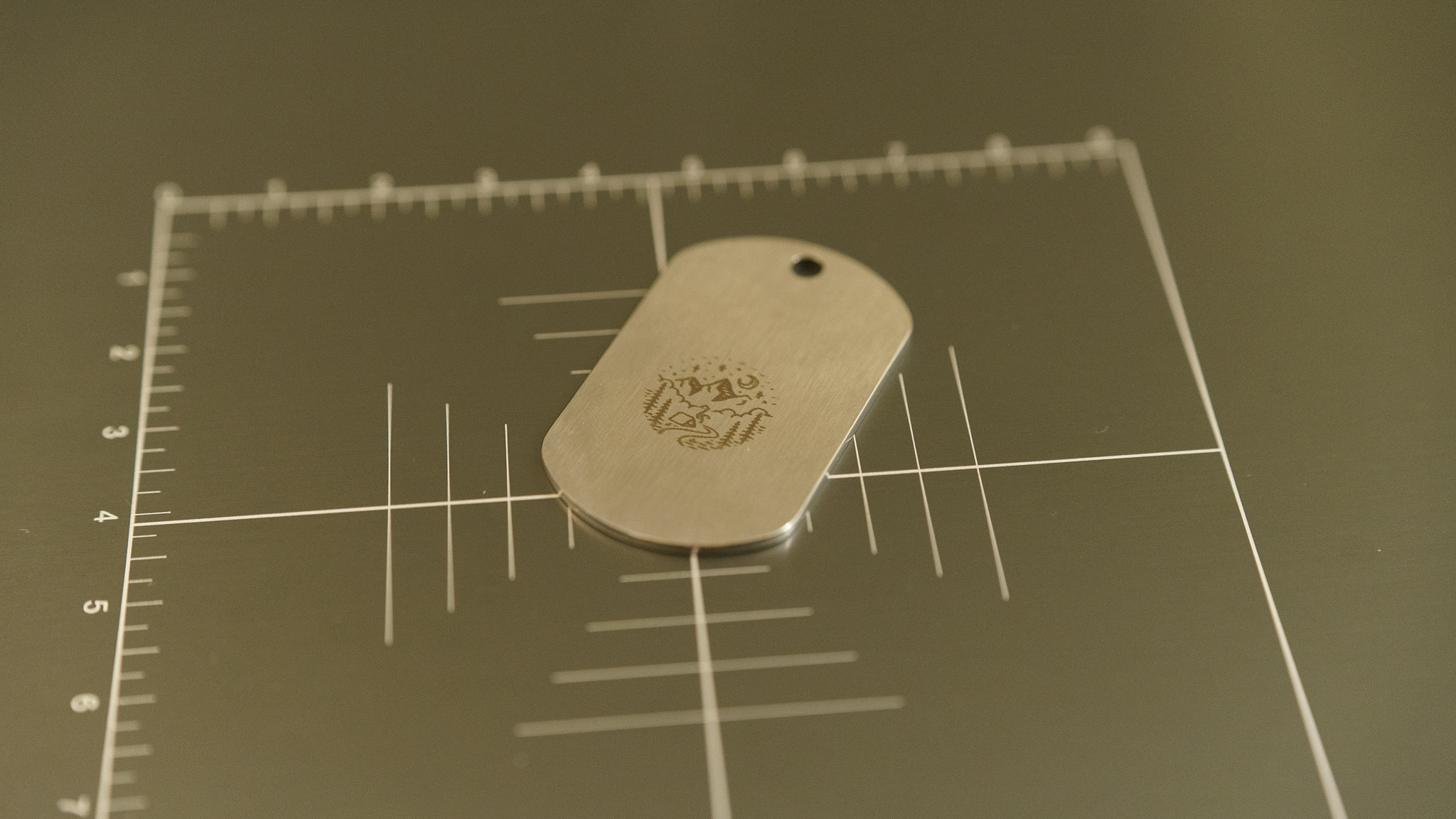 簡単操作ですぐ刻印！ 初心者でも使えるコンパクトレーザー加工機 