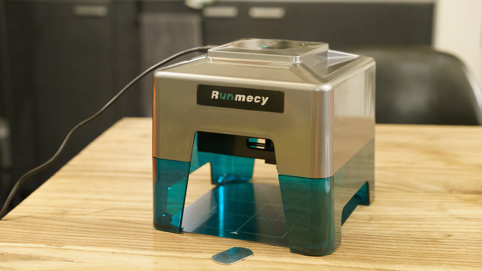 簡単操作ですぐ刻印! 初心者でも使えるコンパクトレーザー加工機「Runmecy」がプロジェクト終了間近