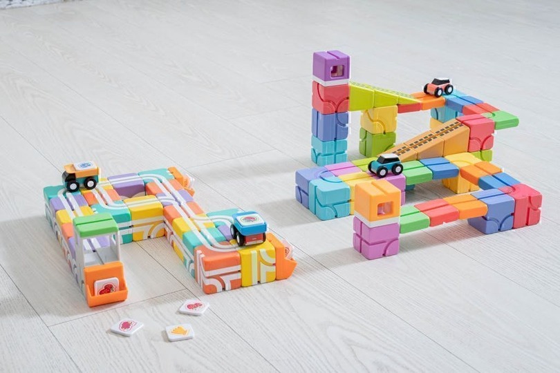 親子でプログラミング思考を育もう! 大人も熱中しちゃうマグネット式レールブロック「Qbi Toy」