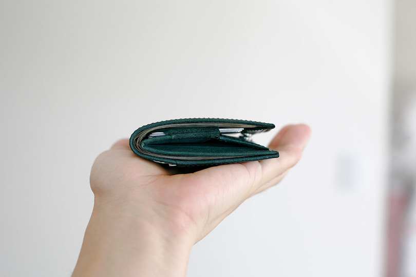 動きもミニマルに! ワンアクションで扱えるストレスフリーなミニマル財布「aioa fit」