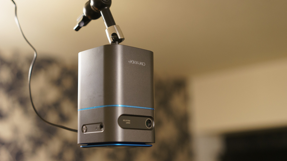わずか410gだから天吊りにもピッタリ! 小型プロジェクター「CINEMAGE mini」をダクトレールにセットしてみた