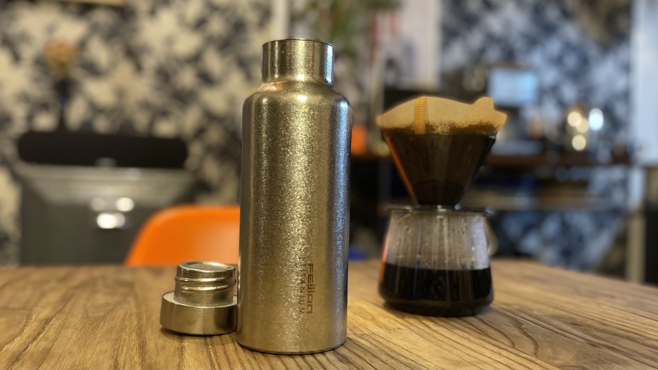 ドリンクが冷めにくい&風味そのまま! Feijianのチタン製プレミアムボトルでコーヒーを飲んでみた