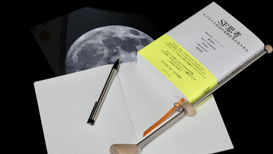 ソファでごろ寝しながら長時間読書を楽しみたい! それなら、本をお腹で支えればいいのでは?