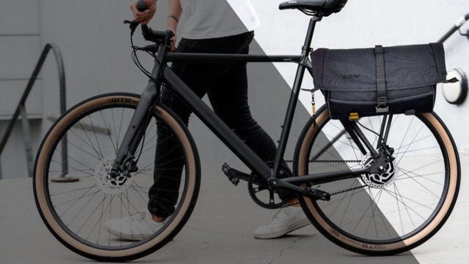 自転車と相性抜群! 荷台やハンドルにも搭載可能なメッセンジャーパニアバッグ「MOKK」