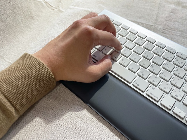 薄型キーボード×薄型リストレストで「疲れづらいタイピング」を実現 