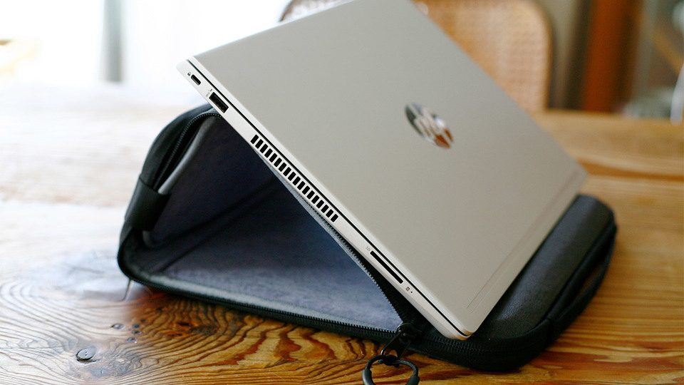 PCスタンドとしても優秀なPCバッグ「ピークラッチ」で、リモートワークの作業環境をより快適に!