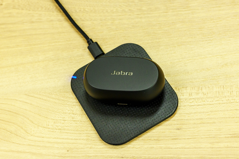 充電中のJabra Elite 7 Pro