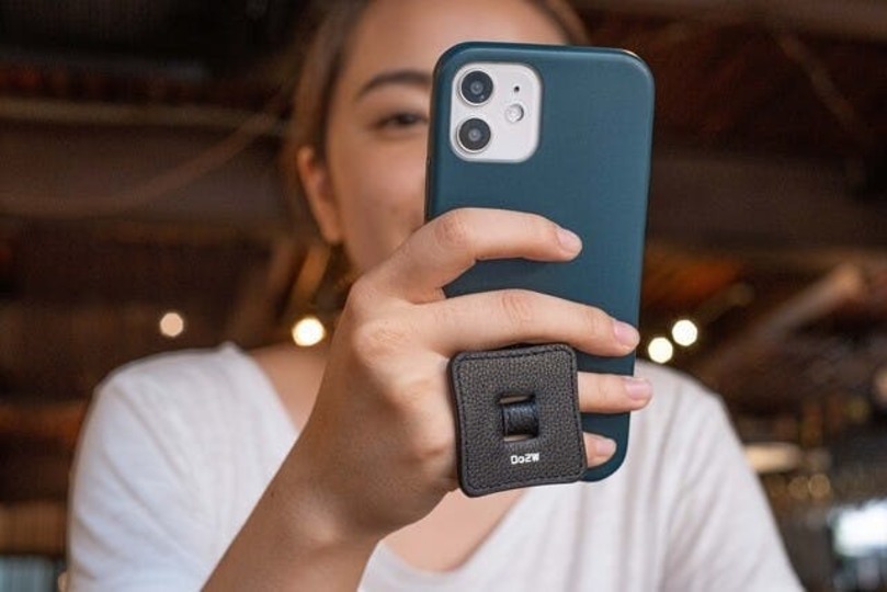 背筋がピンっと伸びてスマホ首、猫背とおさらば! 革新的スマホリング「SYANTO」