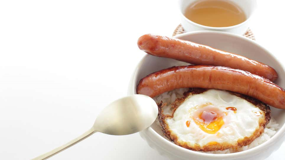 具材と目玉焼きをトッピングしたごはん