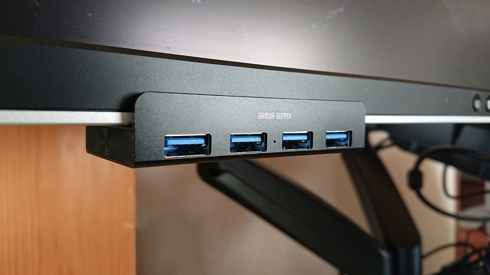 目立たずusbポートを増設 サンワダイレクトのクランプ固定式usbハブ ライフハッカー 日本版