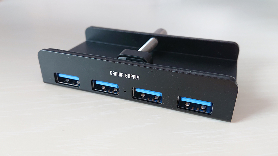 目立たずusbポートを増設 サンワダイレクトのクランプ固定式usbハブ ライフハッカー 日本版