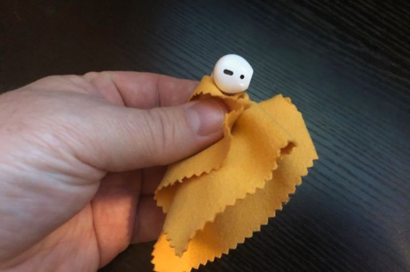 AirPodsをクロスで掃除している